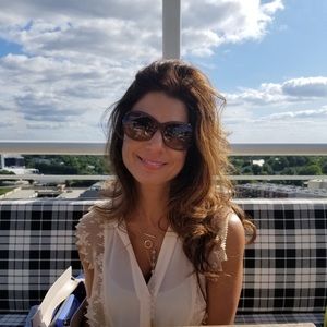 Meet your Posher, Angeliki